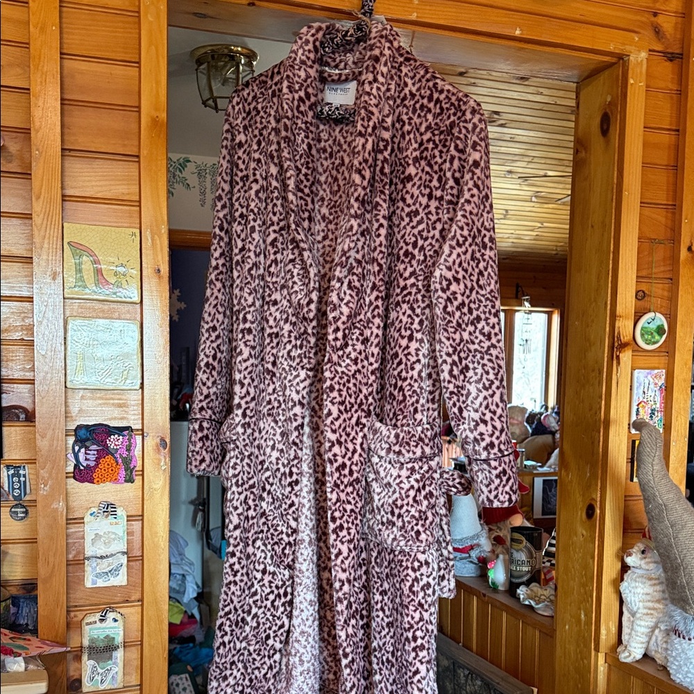 Nine West Pink Leopard Print Plush Robe